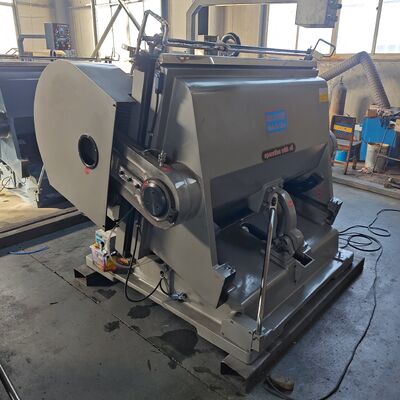 विद्युत घुमावदार कार्टन मरने काटने की मशीन 5.5KW मोटर शक्ति और मैनुअल खिला विधि के साथ सुचारू संचालन सुनिश्चित करना