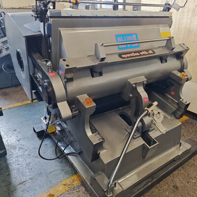 टिन ब्रॉन्ज कॉपर बुश कार्टन बोर्ड डाई कट मशीन इलेक्ट्रिक ऑयल सप्लाइंग मेथड सटीक कटाई और उत्पादन प्रक्रियाओं के लिए उपयुक्त