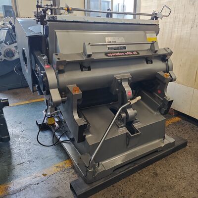 5.5KW मोटर पावर नालीदार कार्टन डाई कटिंग मशीन स्टेनलेस स्टील प्लेट हेंगशुई मोटर स्थिर और कटिंग की पेशकश