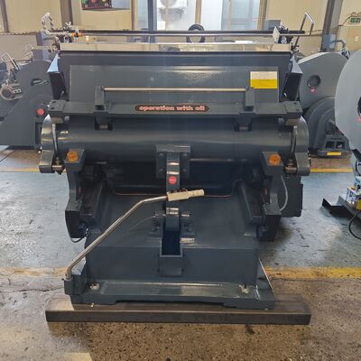 मैनुअल डाई कटिंग क्रीजिंग मशीन नालीदार कार्टन डाई कटिंग मशीन जिसमें इलेक्ट्रिक सक्शन प्लेट ब्रेक क्लच आदर्श मेकिंग कार्टन है