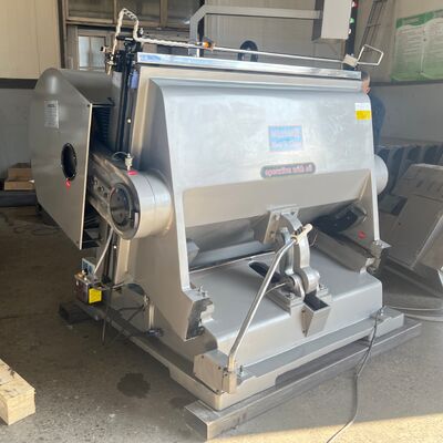 काटने की गति 4800 से 8000 शीट प्रति घंटे ध्रुवीकृत कार्टन के लिए मरने वाली काटने की मशीन जो सटीकता प्रदान करती है प्लस या माइनस 075 मिलीमीटर