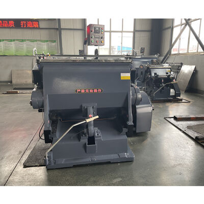 फ्लैटबेड डाई नालीदार कार्टन डाई काटने की मशीन मैनुअल फ़ीडिंग और बहुमुखी के लिए अनुकूलन योग्य रंग विकल्प के साथ