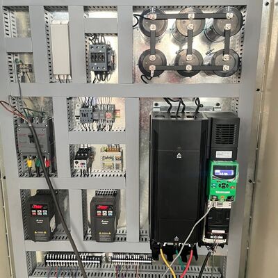 उच्च क्षमता नालीदार बॉक्स निर्माण मशीन निरंतर फीडिंग और बड़े पैमाने पर उत्पादन के लिए स्टैकिंग की विशेषता