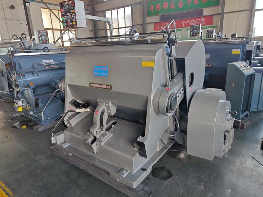 अर्ध-स्वचालित ML1500 चार सुरक्षा भागों और विद्युत सक्शन प्लेट ब्रेक क्लच के साथ नालीदार कार्टन के लिए मरम्मत काटने की मशीन