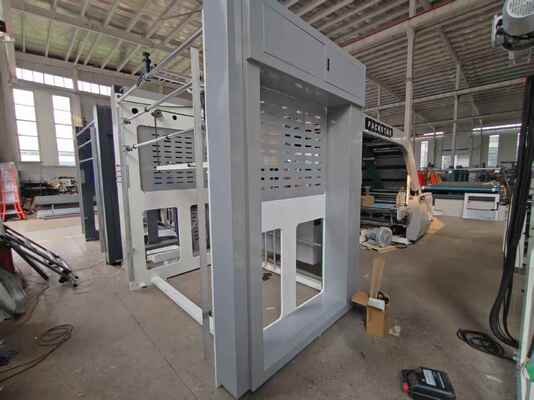 HL1600 1600X1250 मिमी अधिकतम के साथ स्वचालित फ्लूट लेमिनेटिंग मशीन। लेमिनेटिंग आकार, 5500 चादरें/घंटा गति, और पीएलसी प्रोग्राम नियंत्रण
