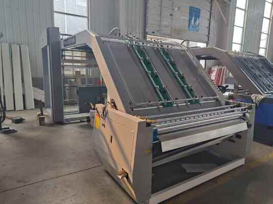 HL1600 हाई स्पीड 100pcs/मिनट स्वचालित फ्लूट लैमिनेटिंग मशीन 1600x1250mm नालीदार कार्डबोर्ड के लिए