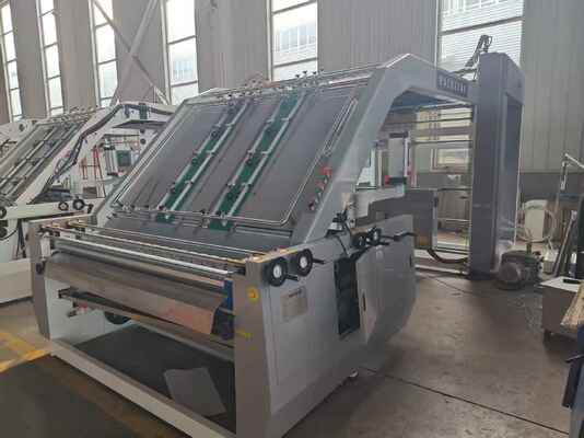 HL1600 हाई स्पीड 100pcs/मिनट स्वचालित फ्लूट लैमिनेटिंग मशीन 1600x1250mm नालीदार कार्डबोर्ड के लिए