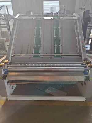 HL1600 1600X1250 मिमी अधिकतम के साथ स्वचालित फ्लूट लेमिनेटिंग मशीन। लेमिनेटिंग आकार, 5500 चादरें/घंटा गति, और पीएलसी प्रोग्राम नियंत्रण